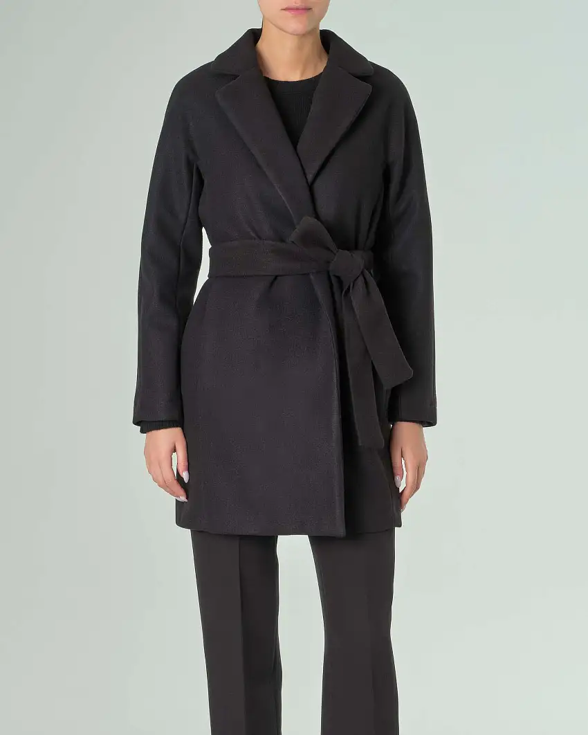 Cappotto nero in panno con cintura in vita e scollo a rever