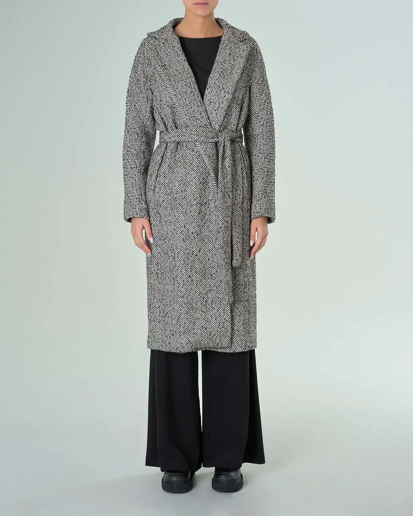 Cappotto lungo nero e bianco in tessuto spinato con cintura in vita