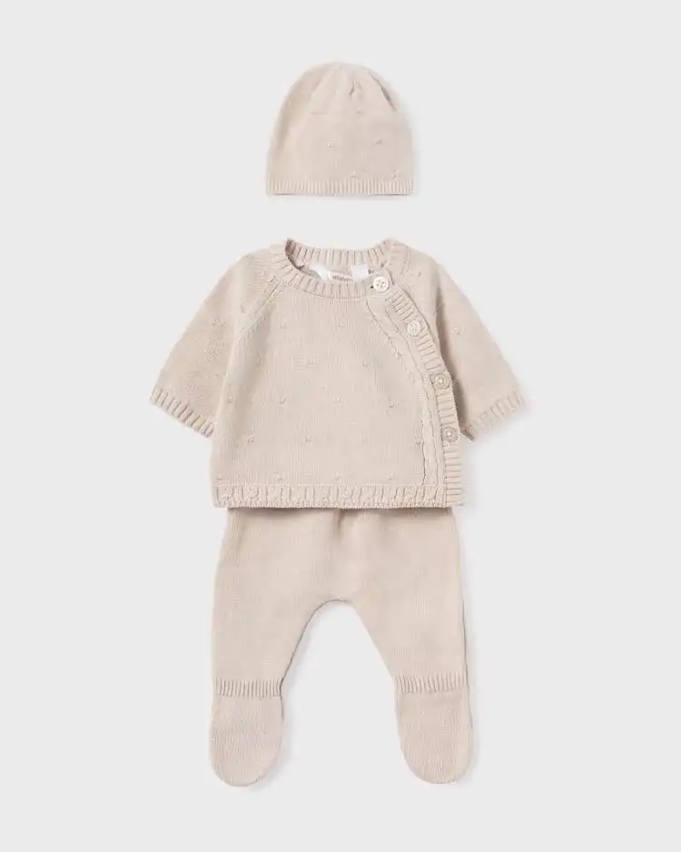 Completo beige in maglia di cotone con cappellino abbinato