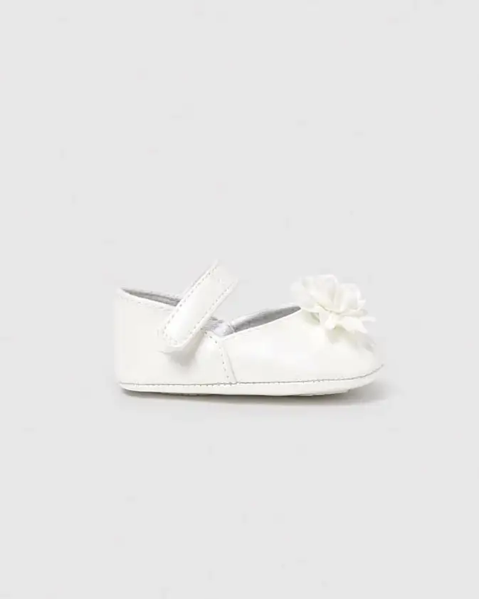 Ballerine in similpelle color avorio con fiore in tulle