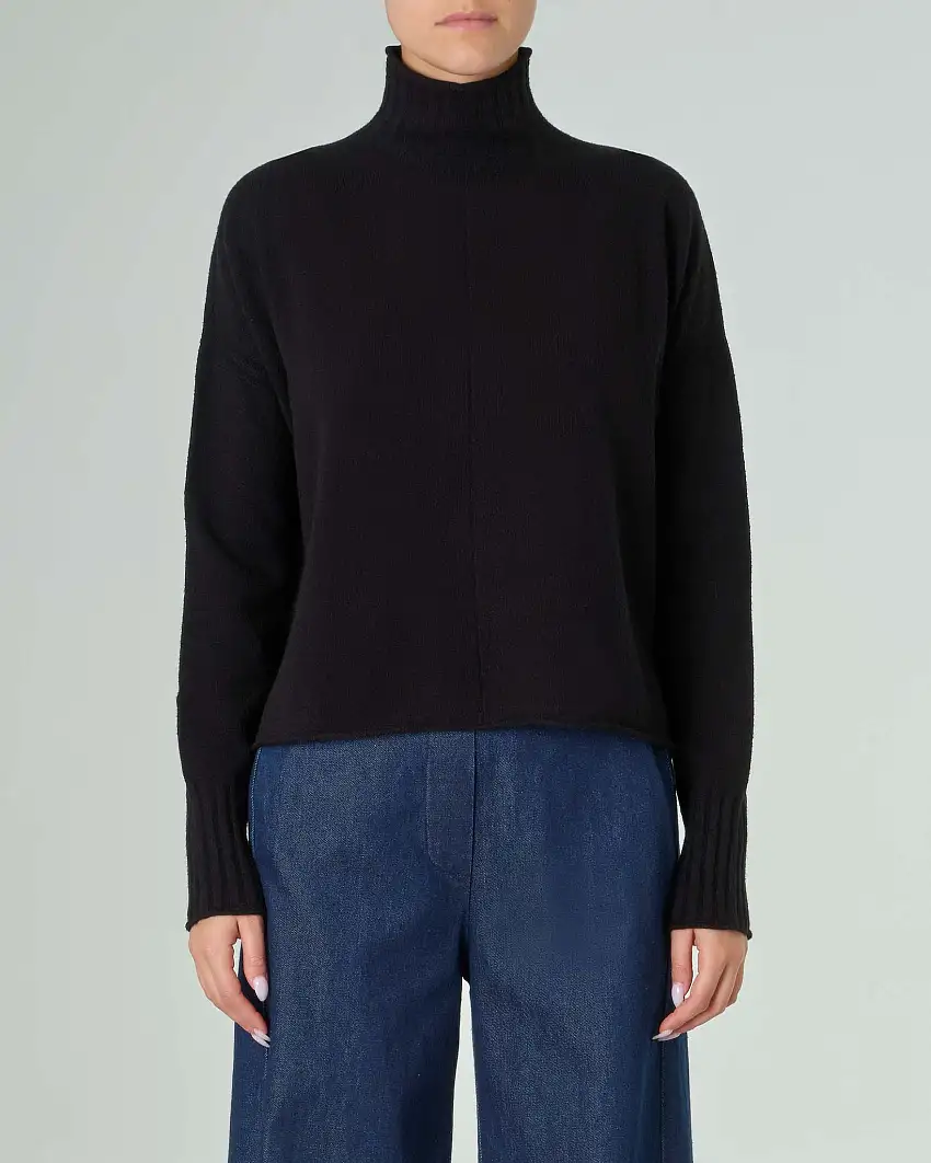 Maglia nera cropped in misto alpaca con giromanica sceso e collo alto