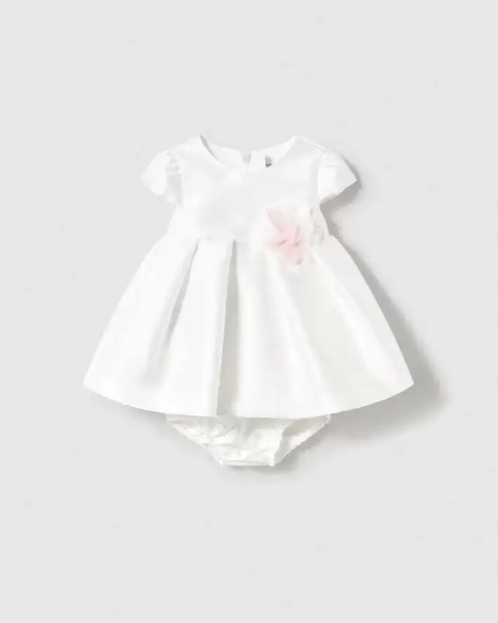 Abito bianco con applicazione floreale rosa e coulotte abbinata