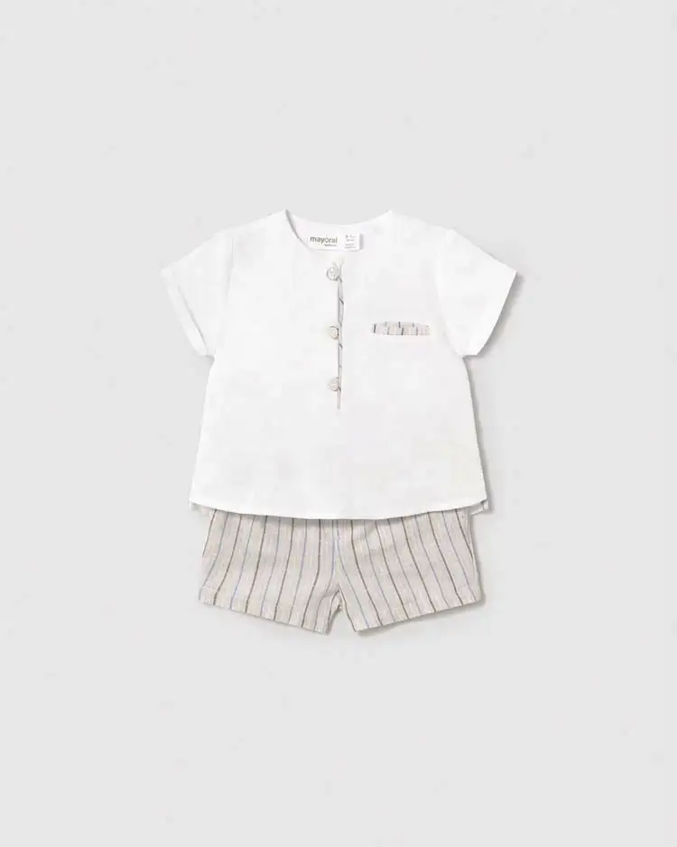 Completo t-shirt serafino bianca e bermuda beige a righe in misto lino