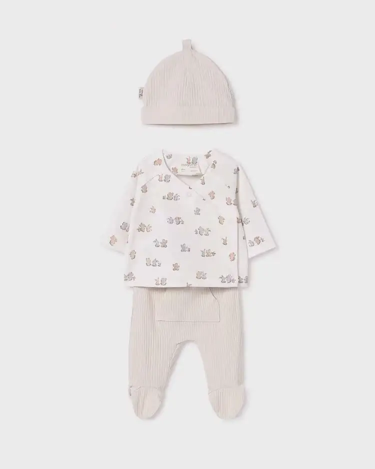 Completo nascita avorio e beige con fantasia animaletti e cappellino