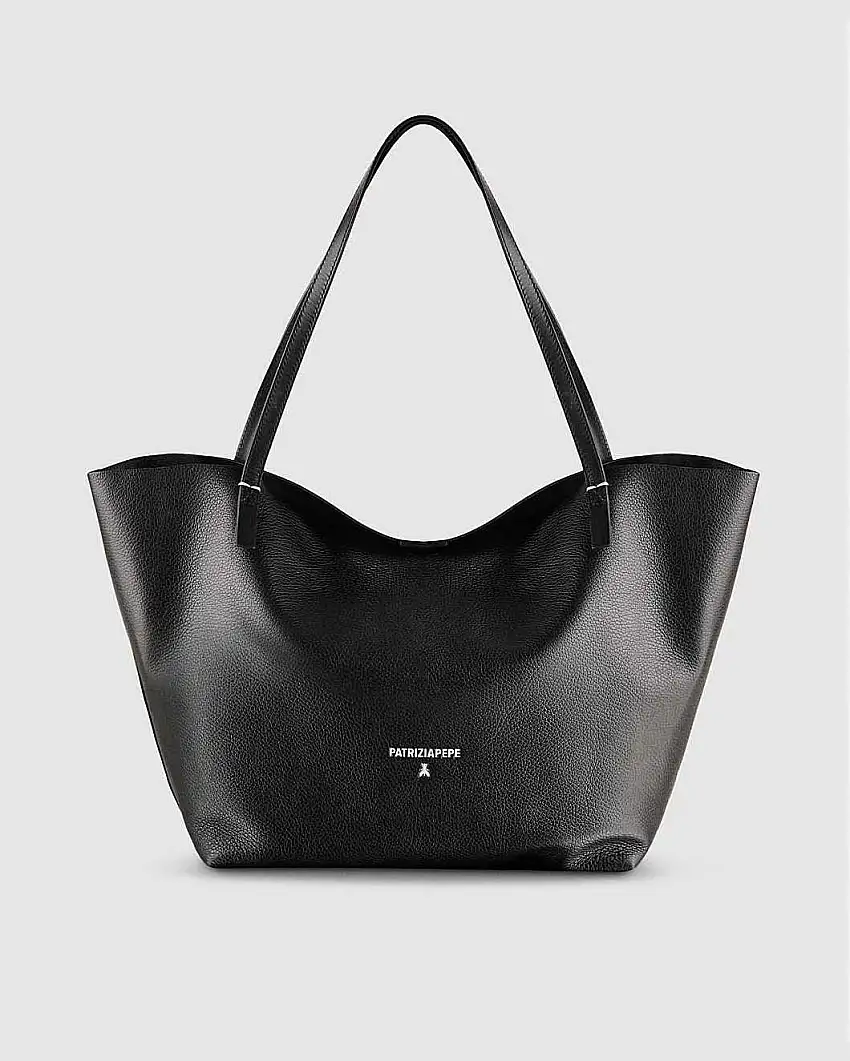 Shopping bag nera linea Never Complete Patrizia Pepe in pelle martellata con scritta logo e punti di cucitura a contrasto