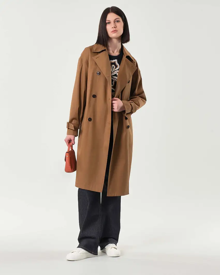 Trench color cammello in gabardina antigoccia con chiusura doppiopetto e cintura in vita