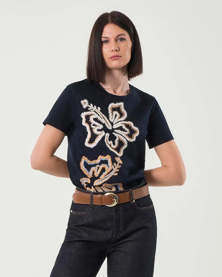 T-shirt blu dalla linea morbida in jersey di cotone con maxi fiori ricamati a contrasto di colore