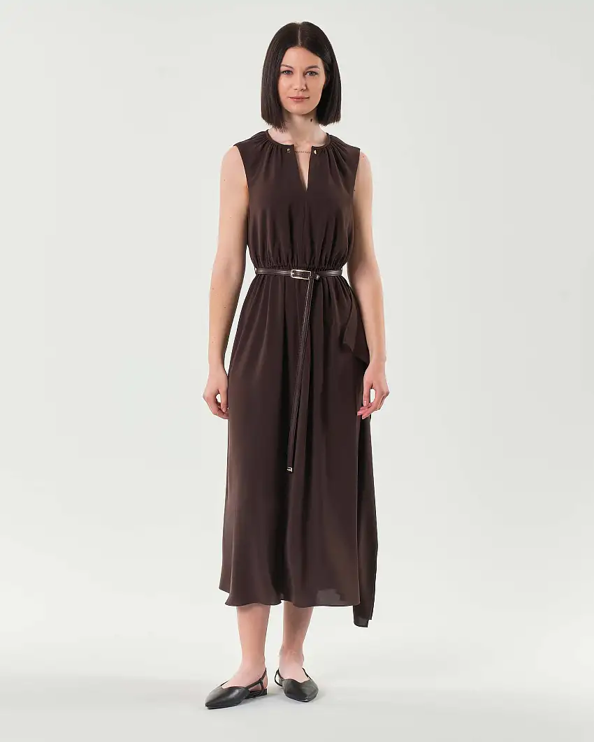 Abito longuette smanicato color testa di moro in cady con gonna a pareo e cintura coordinata