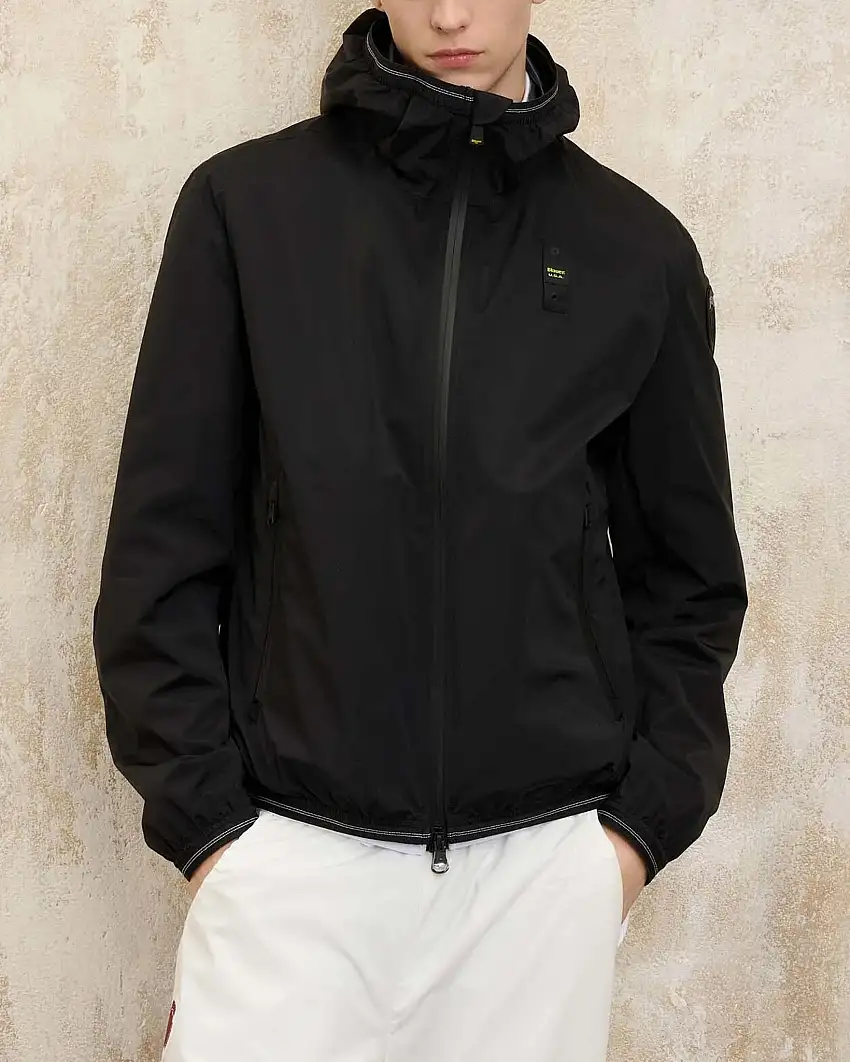 Giubbino nero in nylon stretch con cappuccio e cerniere termonastrate