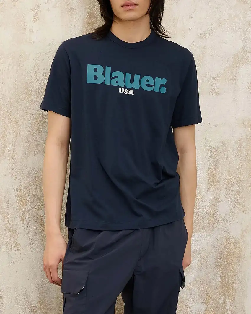 T-shirt blu mezza manica con maxi logo sul petto in contrasto