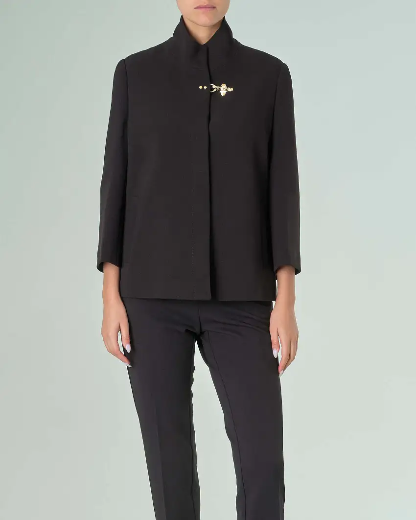 Giacca in crêpe nera con gancio di chiusura sul colletto alto.
