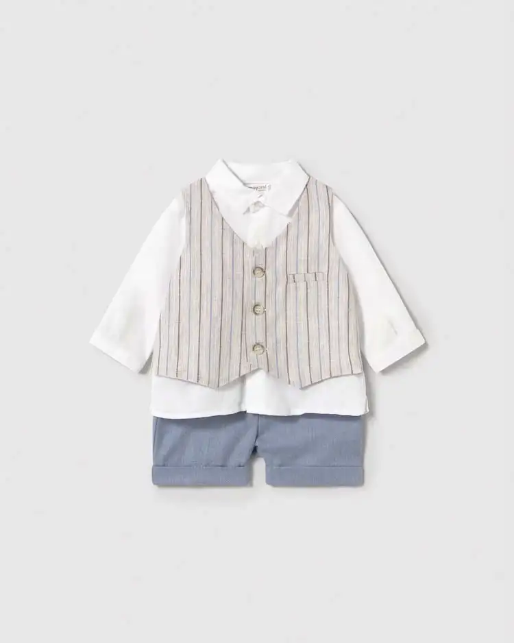 Completo composto da camicia bianca gilet a righe e bermuda avio