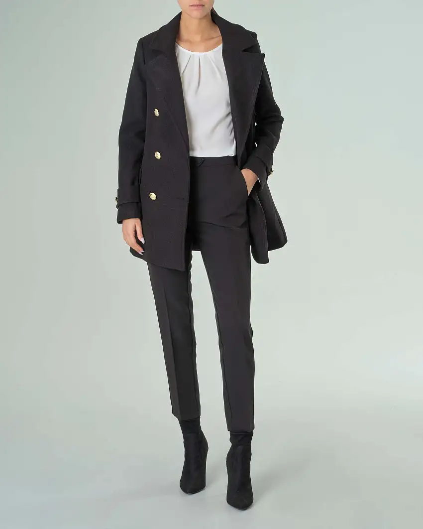 Cappotto doppiopetto nero in panno con bottoni dorati e scollo a rever