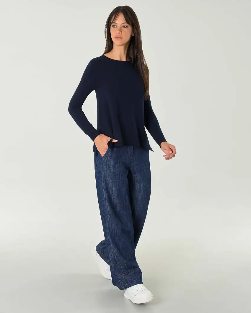 Maglia blu notte in misto viscosa svasata al fondo con spacchi laterali