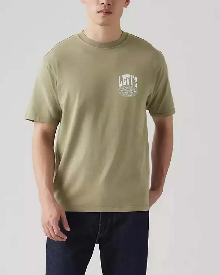 T-shirt verde militare mezza manica con logo piccolo sul petto e grafica logo vintage sul retro