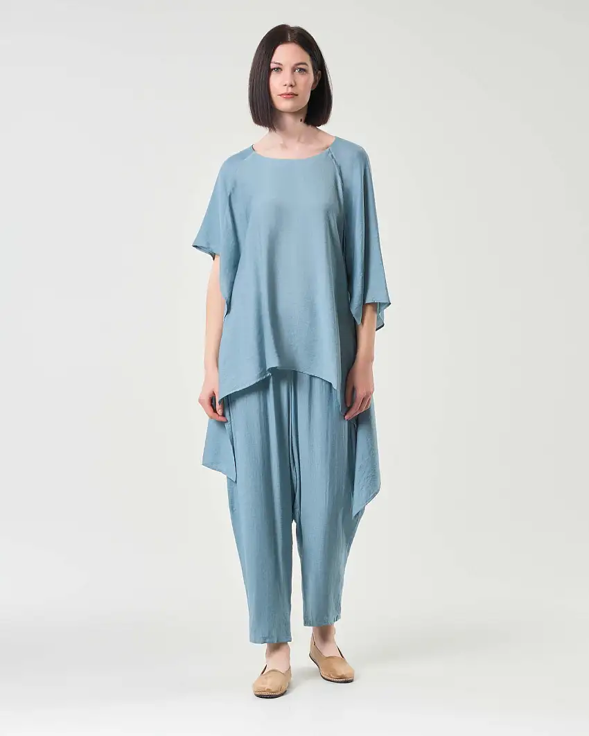 Completo azzurro in viscosa con blusa a maniche corte e pantaloni ballon con elastico in vita