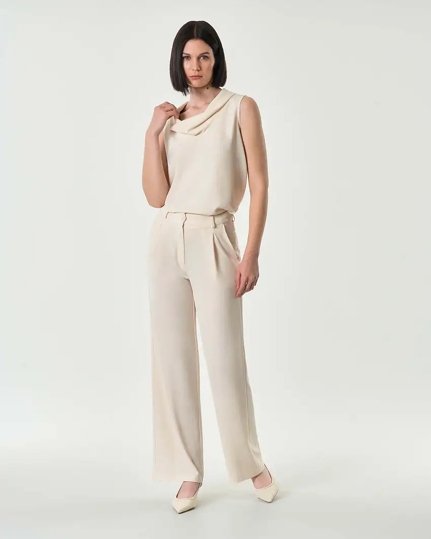 Pantaloni straight color burro in tessuto stretch fluido con pinces in vita