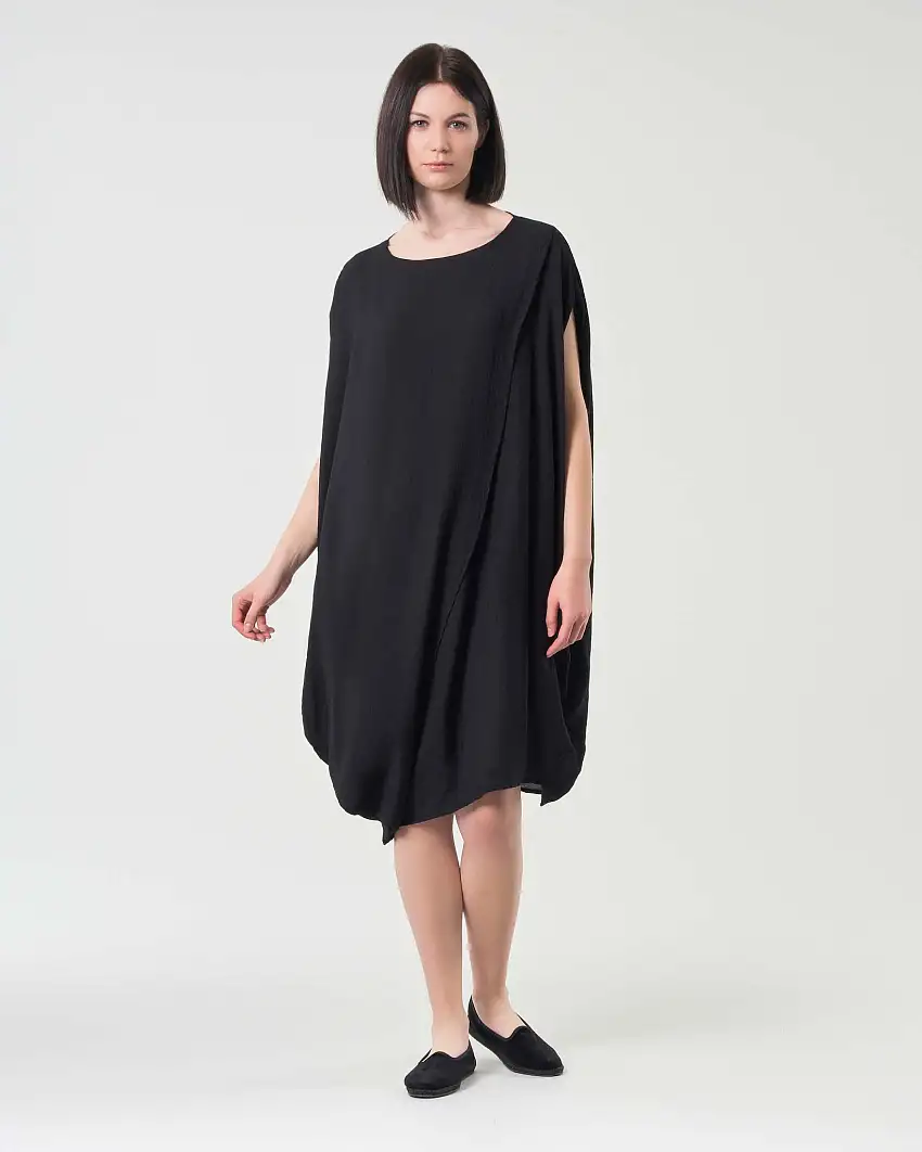 Abito corto nero in viscosa dalla linea a uovo con taglio asimmetrico