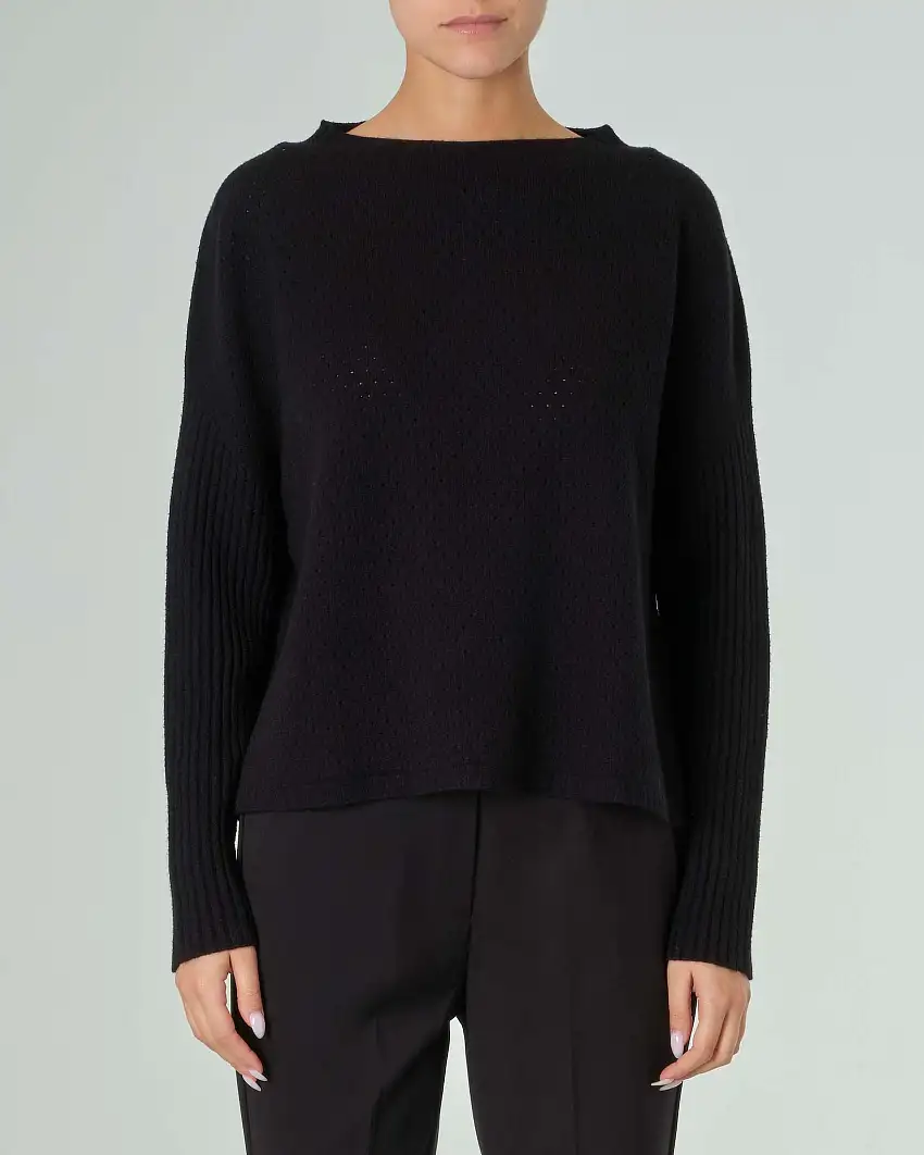 Maglia nera in misto viscosa a motivo traforato all over e maniche lavorate a coste