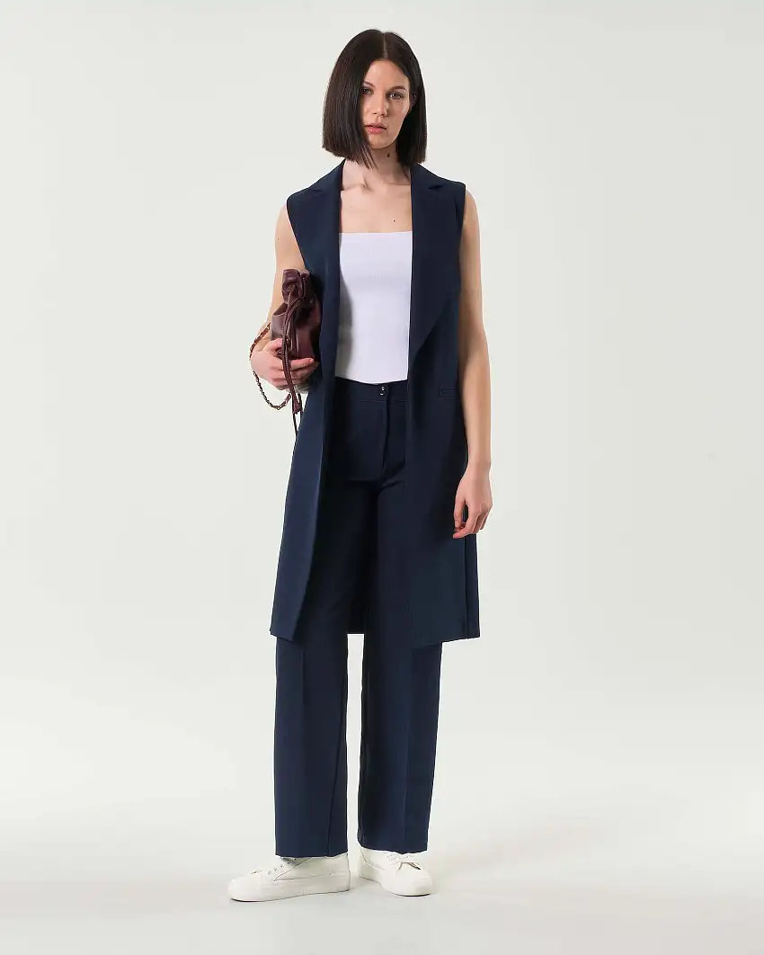 Gilet lungo blu in tessuto tecnico con scollo a rever senza bottoni di chiusura