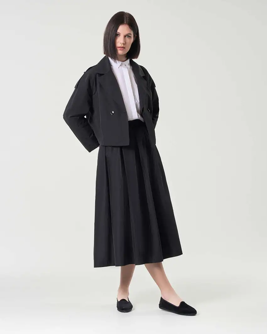 Giacchina nera corta in taffetà con scollo a rever e chiusura a doppiopetto