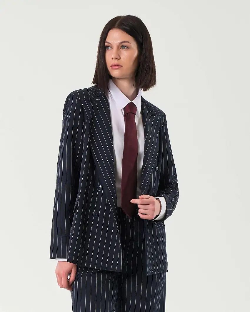 Giacca blu gessato bianco in misto viscosa con scollo a rever e chiusura a doppiopetto