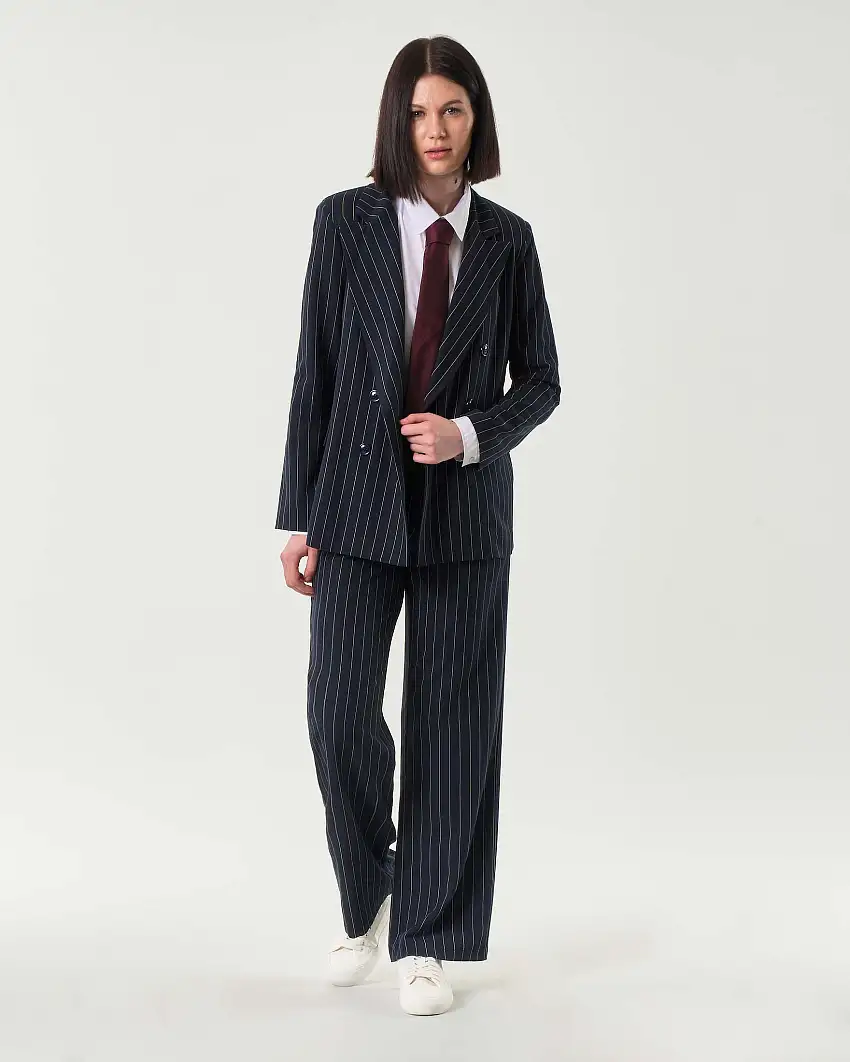 Pantaloni blu gessato bianco in misto viscosa dalla linea straight con pince in vita