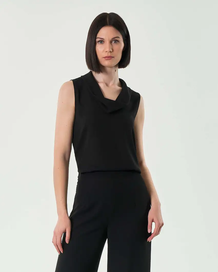 Top nero in crêpe senza maniche con collo morbido con spacco sul retro