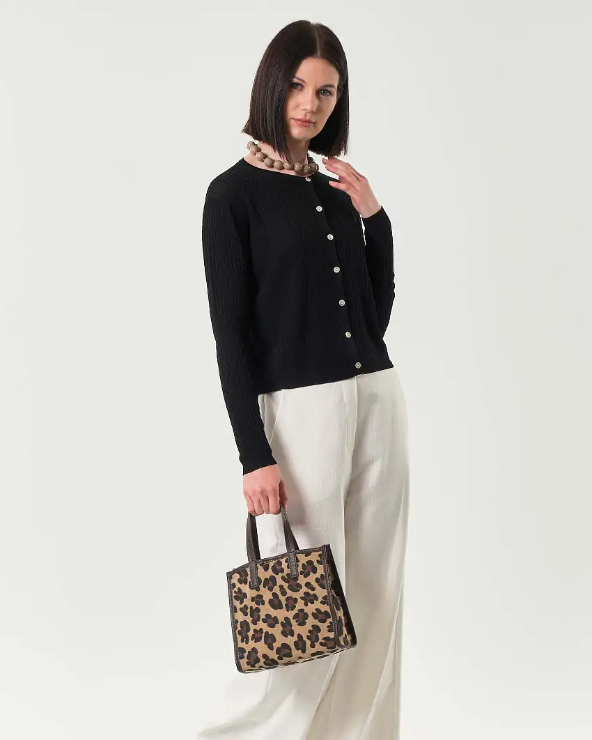 Cardigan nero in misto viscosa lavorata a trecce con scollo tondo