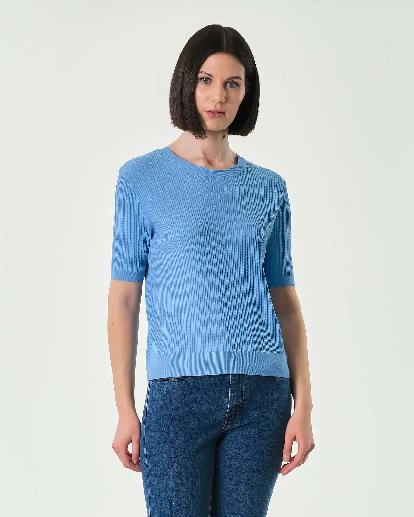 Maglia azzurra in misto viscosa a treccine con maniche corte