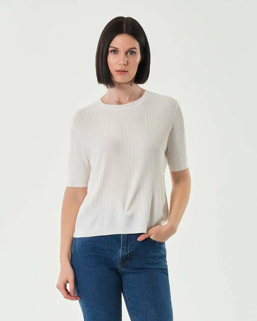 Maglia color avorio in misto viscosa a treccine con maniche corte