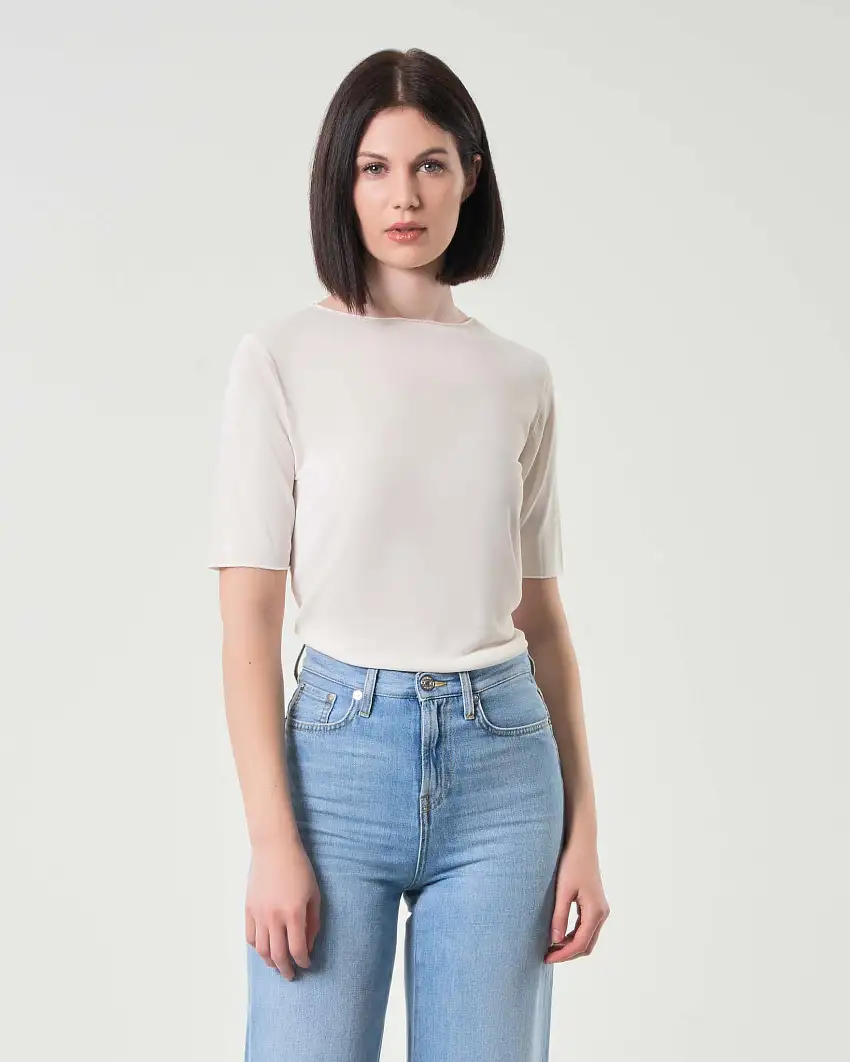 Maglia color latte in misto viscosa con maniche corte e orlo a vivo
