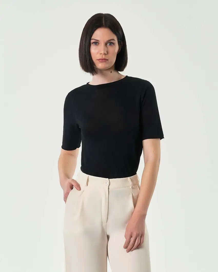 Maglia nera in misto viscosa con maniche corte e orlo a vivo