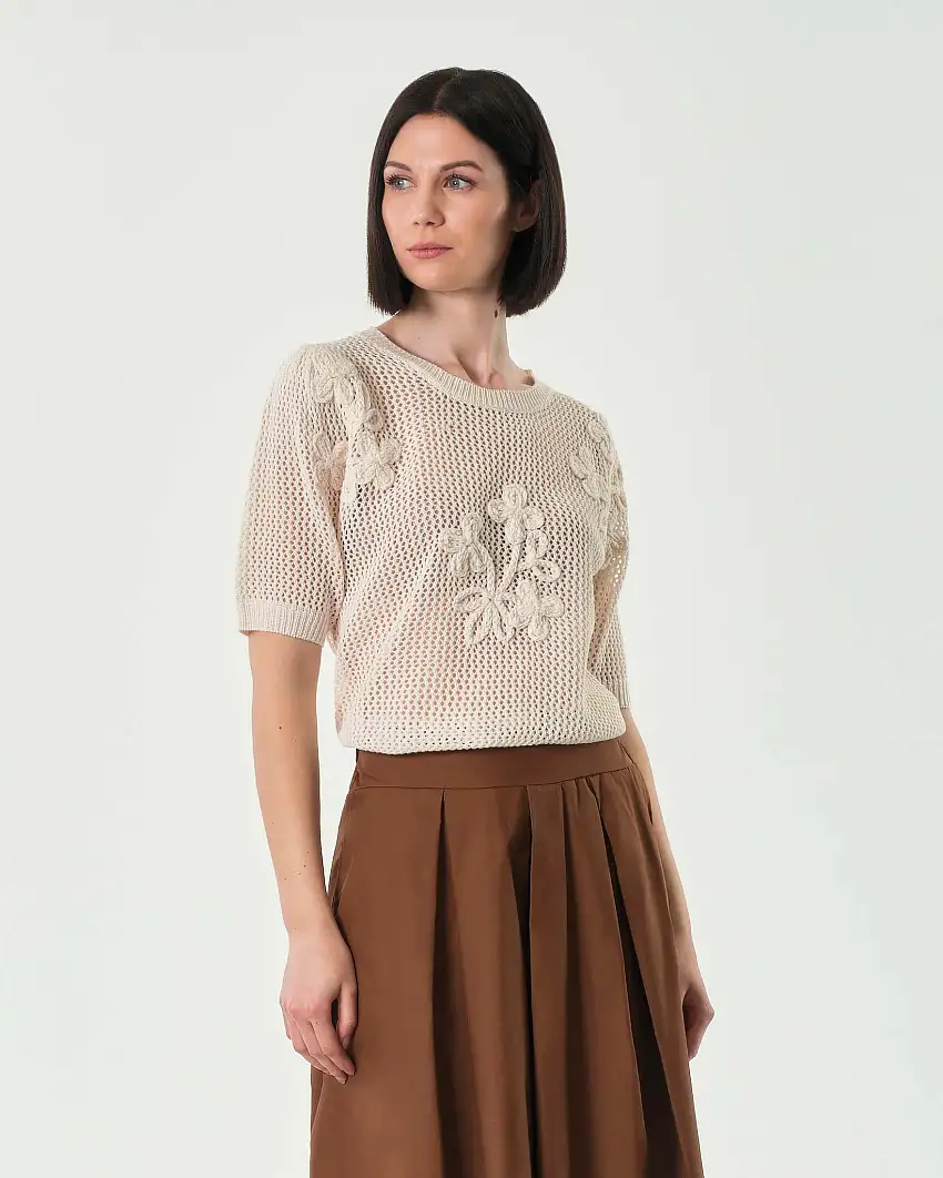 Maglia color ecrù in rete di misto cotone con ricami a fiore e maniche corte
