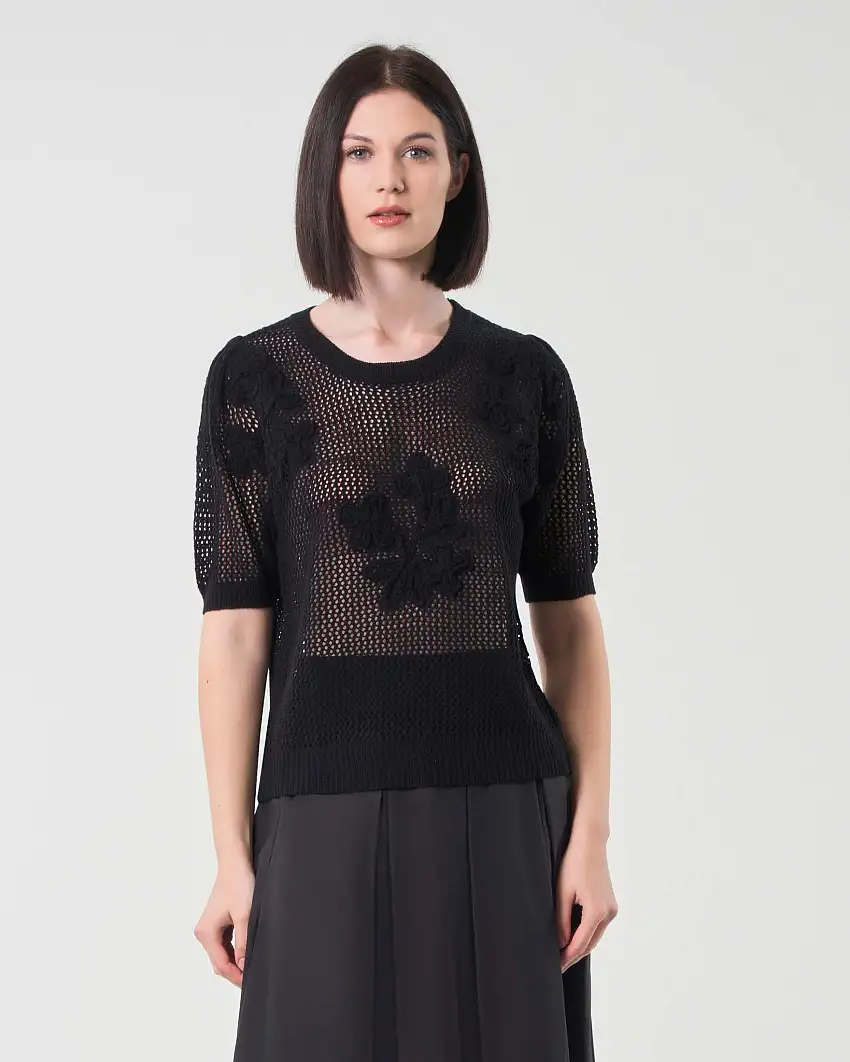 Maglia nera in rete di misto cotone con ricami a fiore e maniche corte