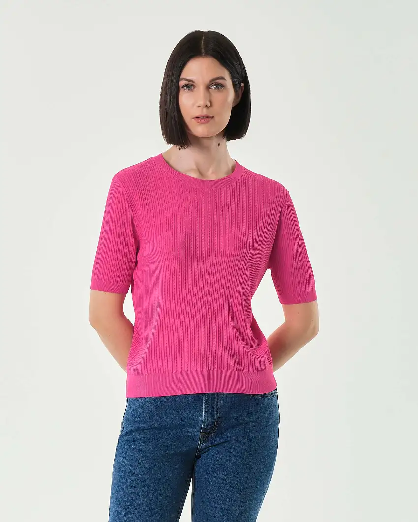 Maglia fucsia in misto viscosa a treccine con maniche corte