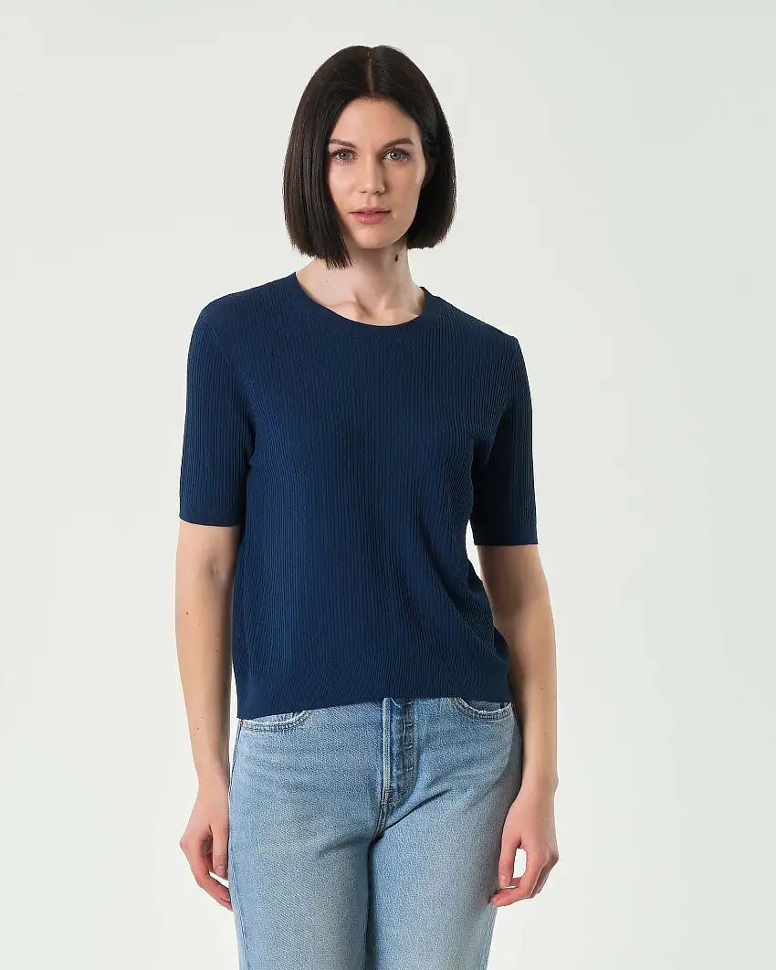 Maglia blu in misto viscosa a treccine con maniche corte