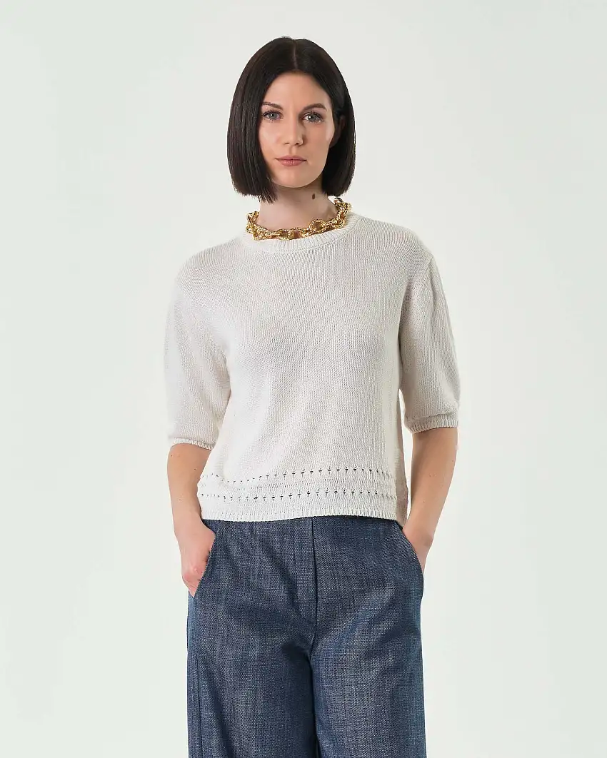 Maglia bianca in misto cotone con motivo trasforato sul fondo e maniche corte