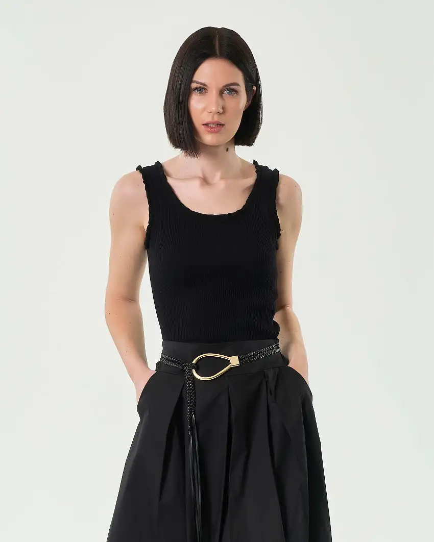 Tank top nero in misto viscosa a costine con rouches lungo i profili