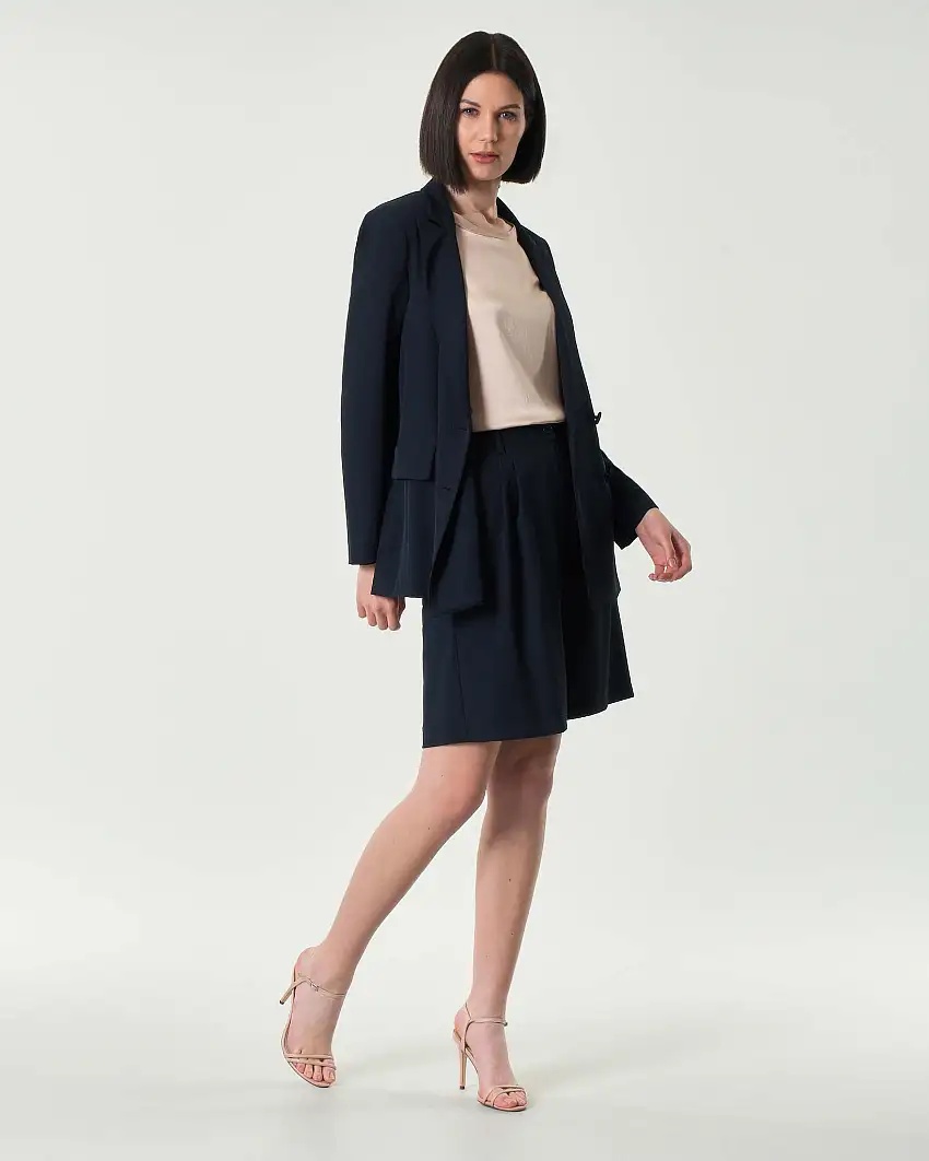 Bermuda blu in tessuto fludio stretch con pinces in vita