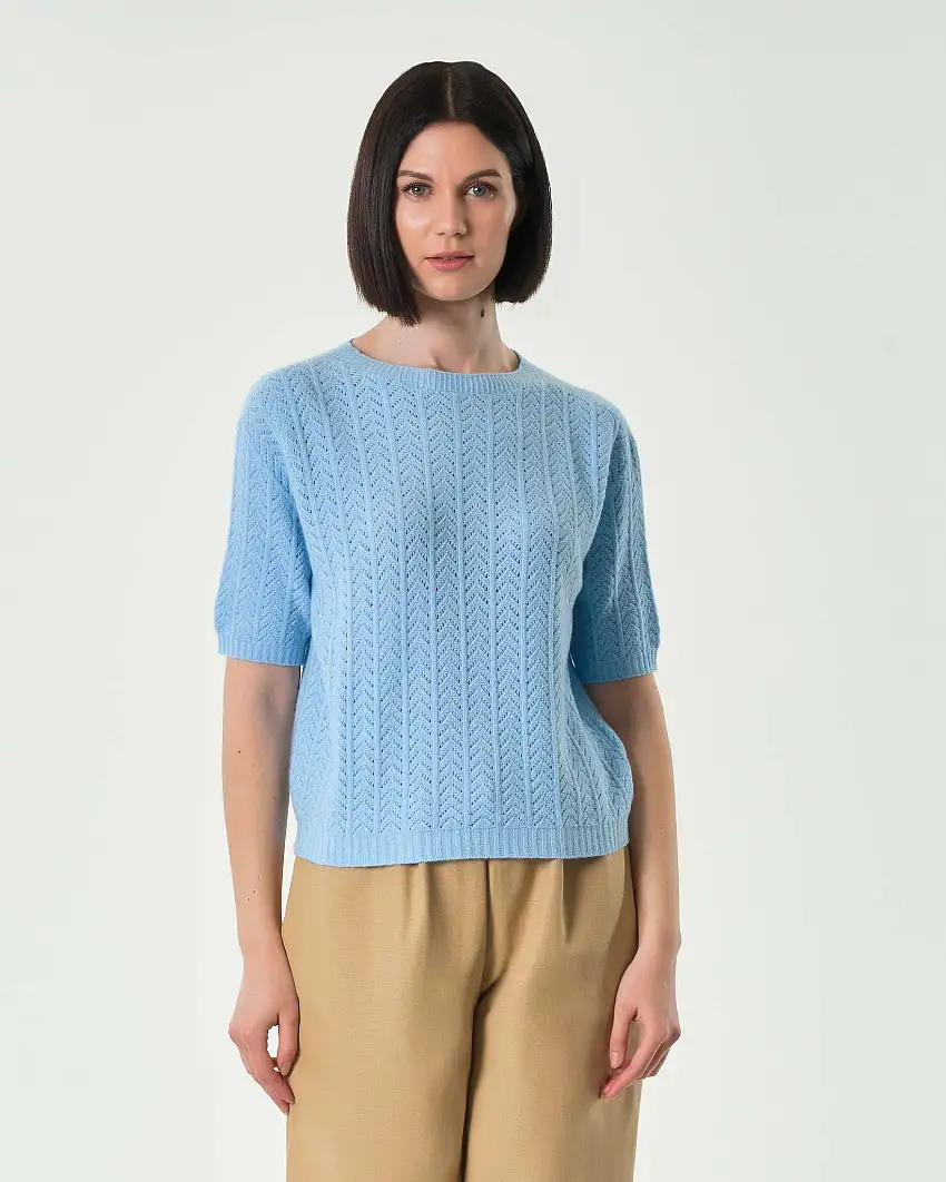 Maglia azzurra a maniche corte in viscosa a motivo punzonato a spina di pesce