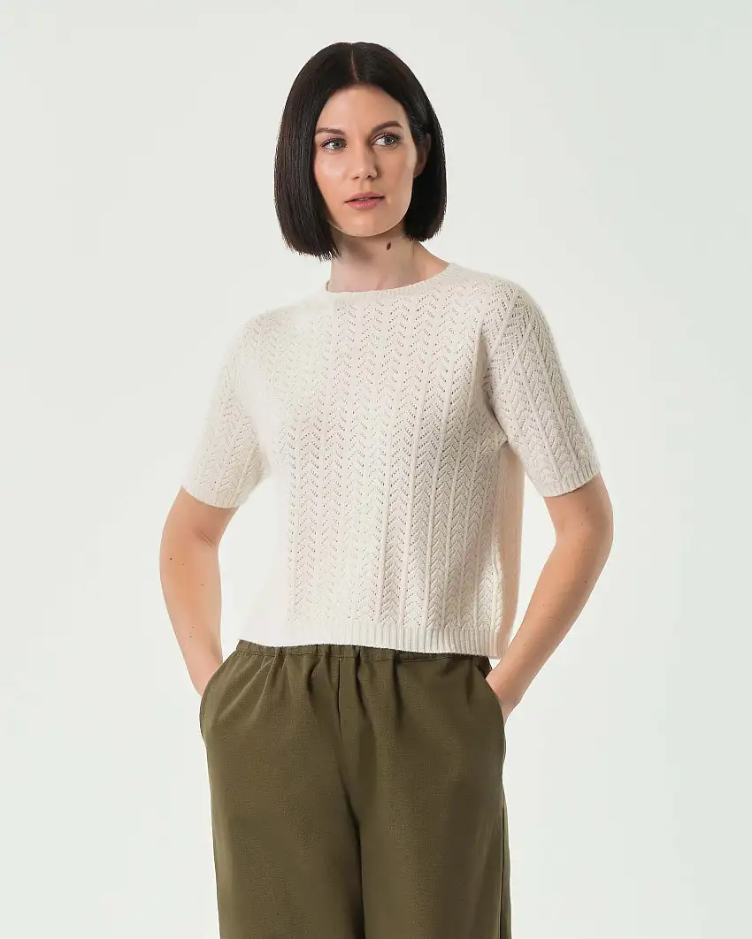 Maglia bianca a maniche corte in viscosa a motivo punzonato a spina di pesce