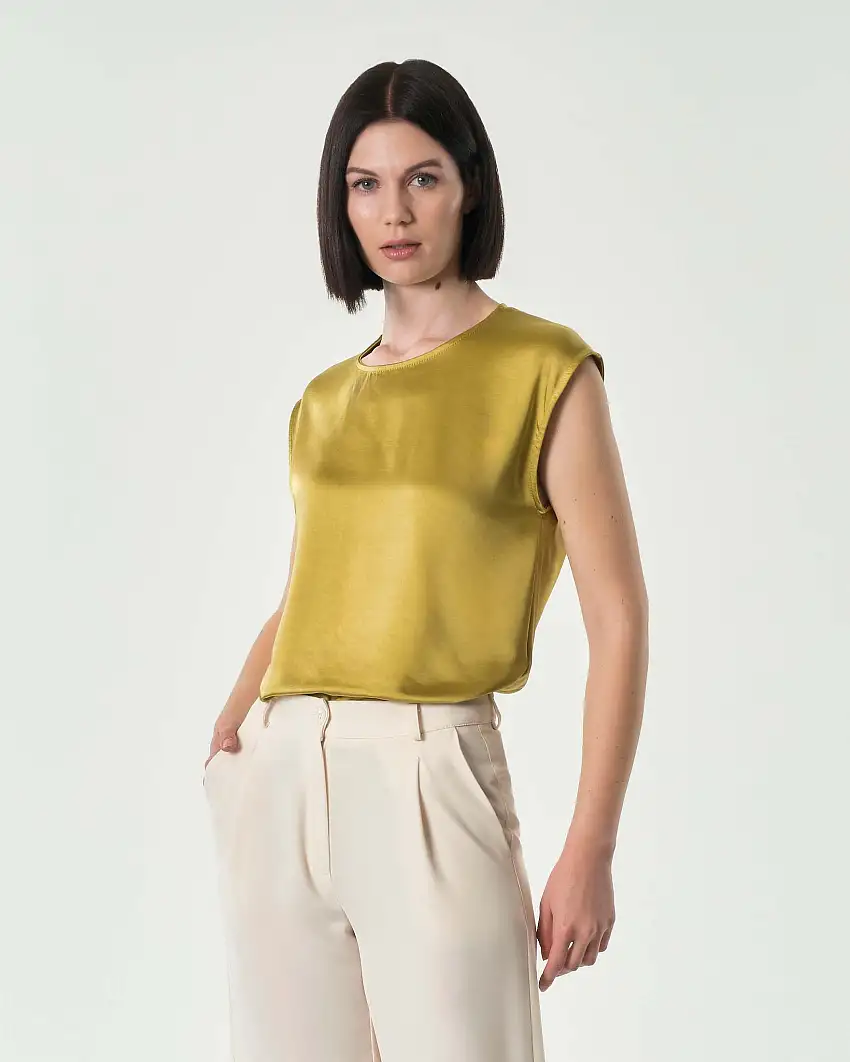 Blusa gialla in tessuto effetto raso con maniche ad aletta