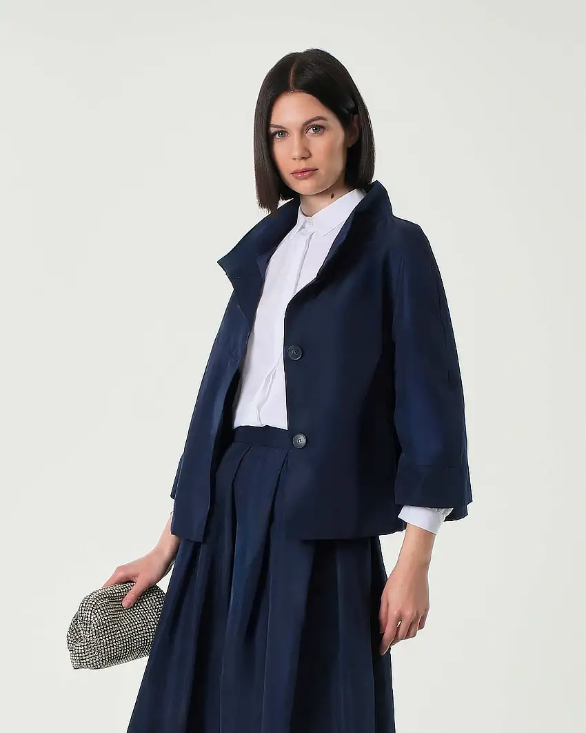 Giacca blu in taffetà con collo in piedi e maniche tre quarti