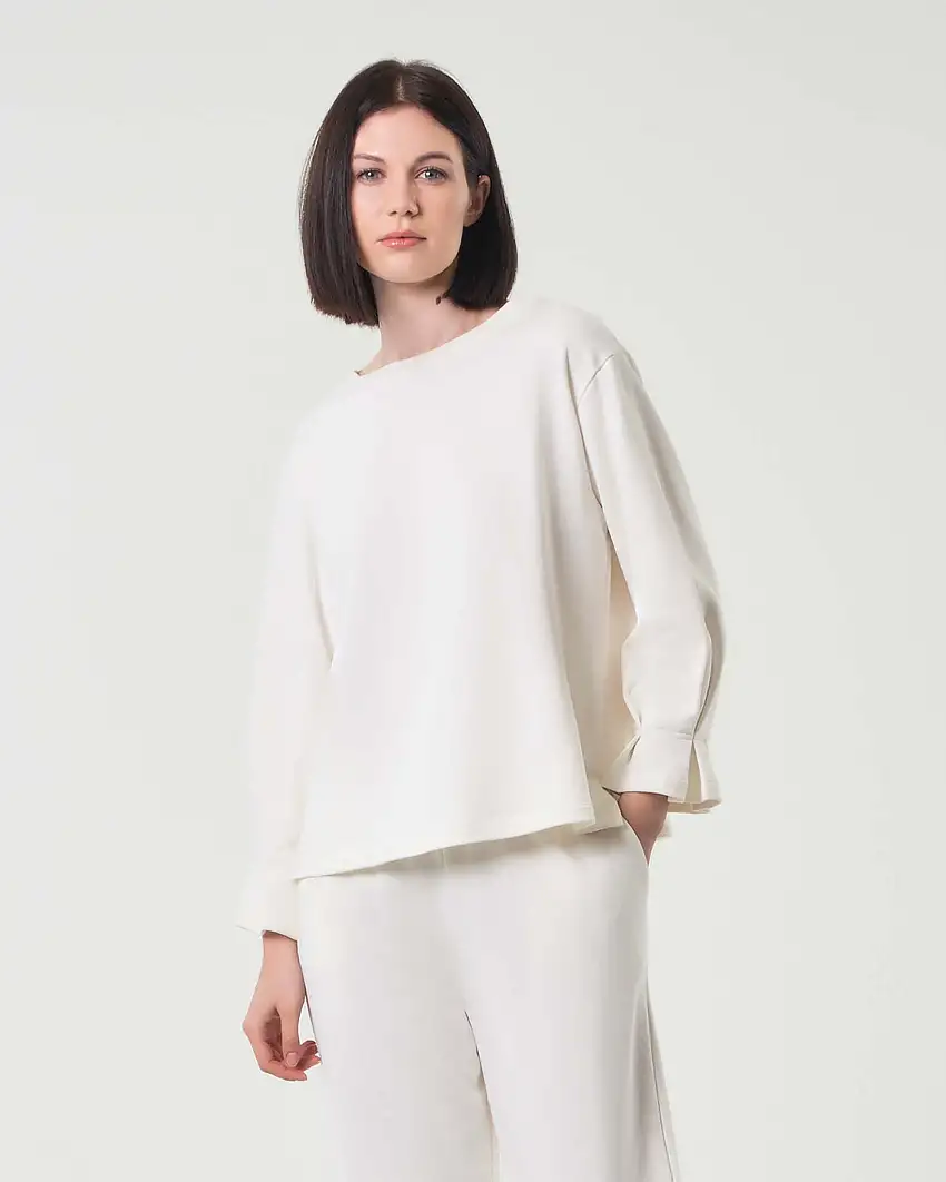 Felpa color panna in cotone garzato con cucitura e motivo a pieghe sui polsini