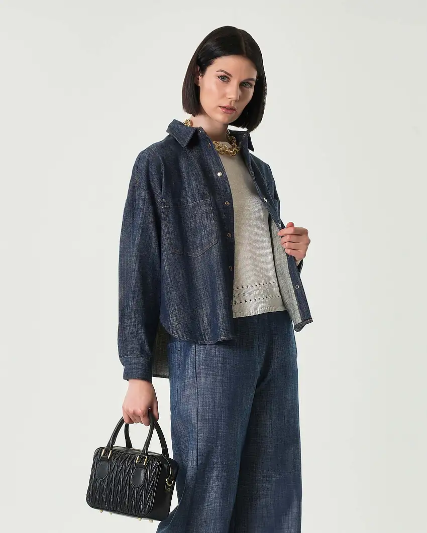 Overshirt blu in denim di cotone con doppia tasca sul petto