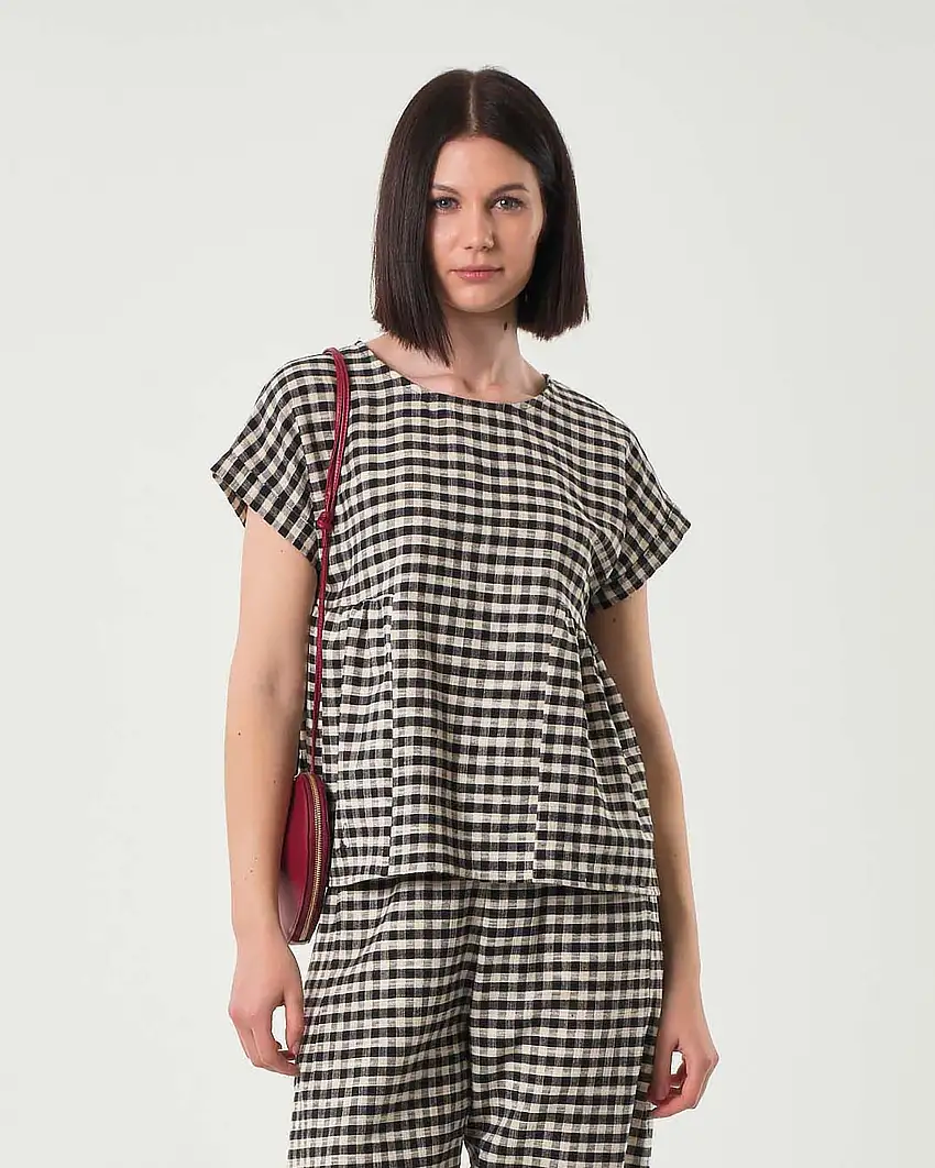 Blusa in cotone garzato a quadretti Vichy bianchi e neri con maniche ad aletta