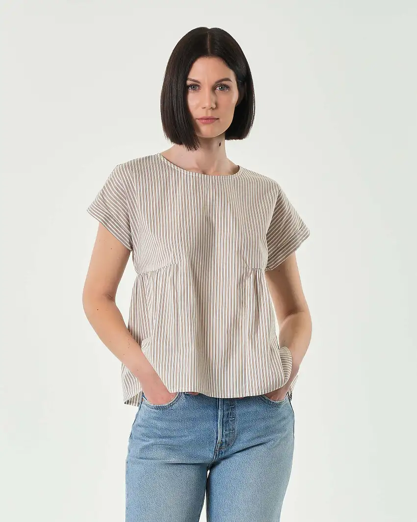 Blusa beige in misto cotone a righe bianche con taglio baby e maniche ad aletta