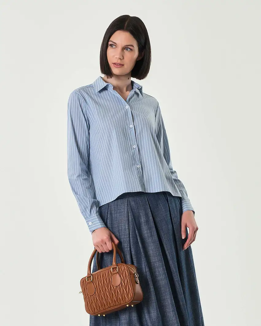Camicia azzurra cropped in misto cotone a righe bianche