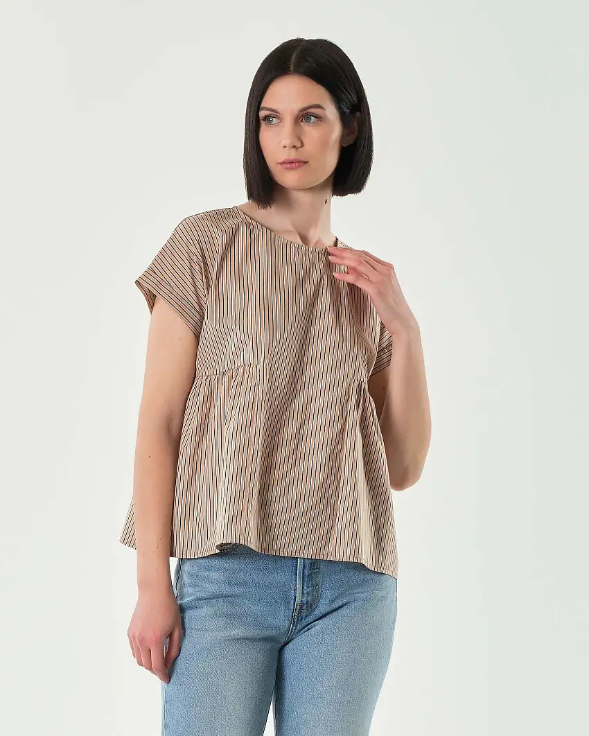 Blusa beige in misto cotone a righe nere e bianche con taglio baby e maniche ad aletta